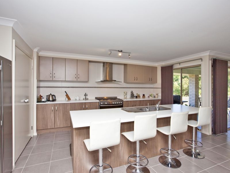 19 Canada Crescent, Cameron Park NSW 2285