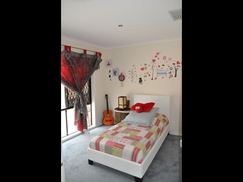 16 Wild Crescent, Roxburgh Park VIC 3064
