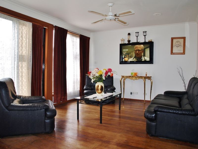 30 Hendricks Crescent, Jacana VIC 3047
