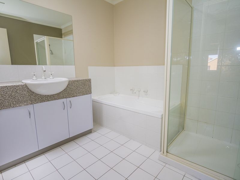 2/3 Whiltshire Drive, Roxburgh Park VIC 3064