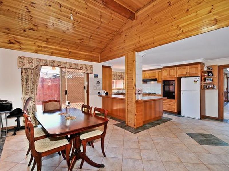 8 Pintail Crescent, Taylors Lakes VIC 3038