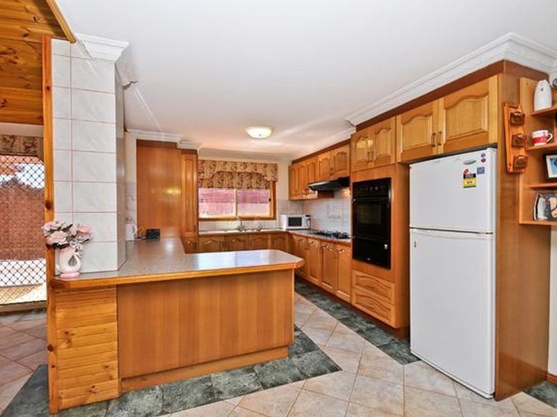 8 Pintail Crescent, Taylors Lakes VIC 3038