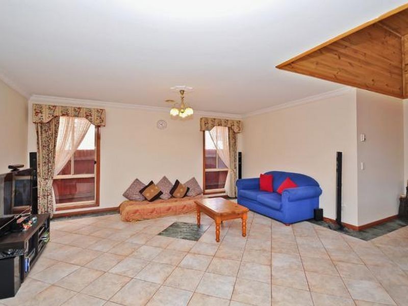 8 Pintail Crescent, Taylors Lakes VIC 3038