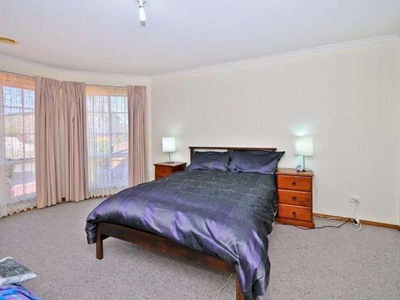 8 Pintail Crescent, Taylors Lakes VIC 3038