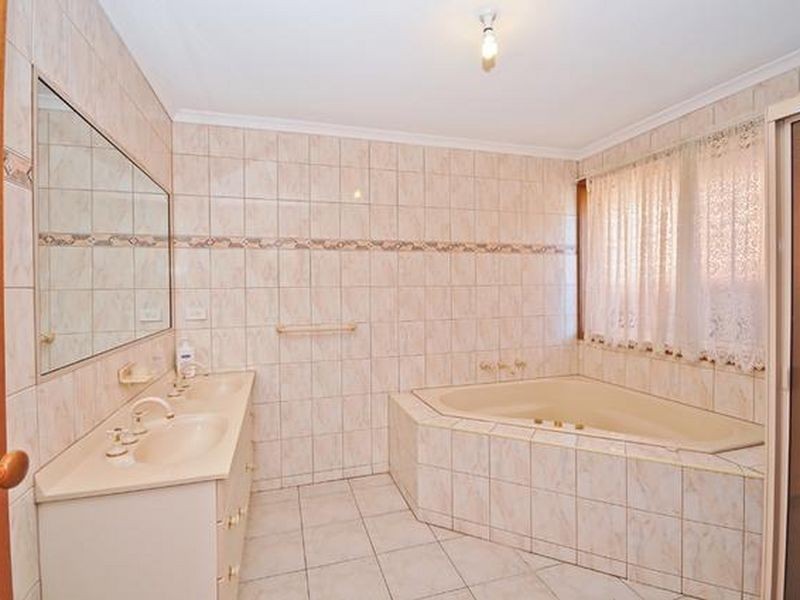 8 Pintail Crescent, Taylors Lakes VIC 3038