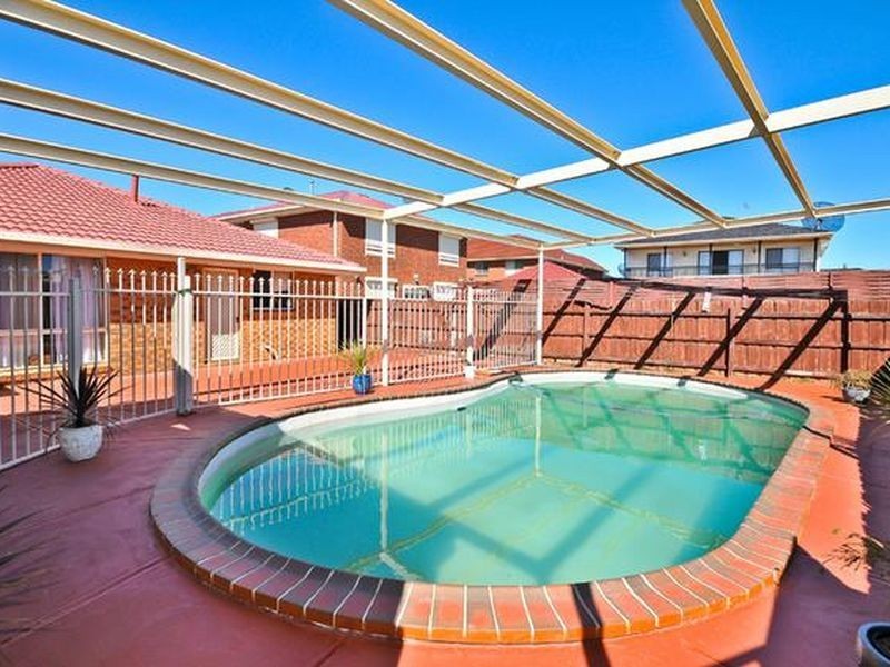 8 Pintail Crescent, Taylors Lakes VIC 3038