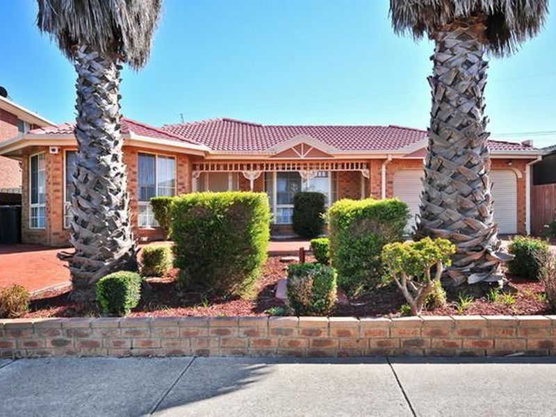 8 Pintail Crescent, Taylors Lakes VIC 3038