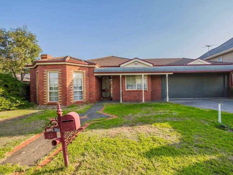 17 Honeyeater Crescent, Taylors Lakes VIC 3038