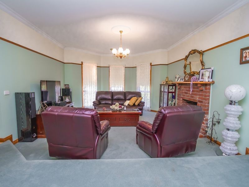 17 Honeyeater Crescent, Taylors Lakes VIC 3038