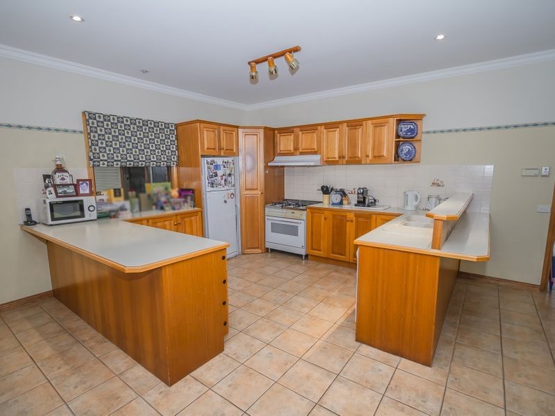 17 Honeyeater Crescent, Taylors Lakes VIC 3038