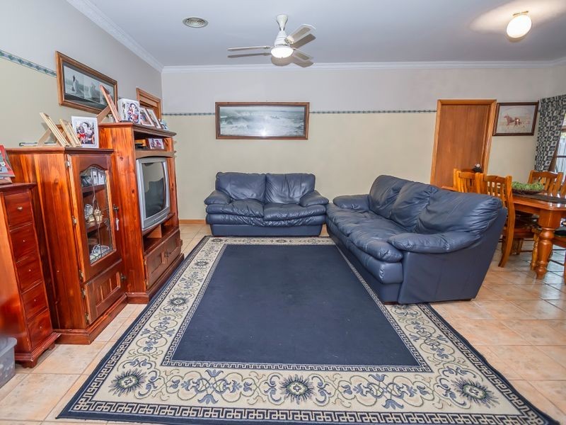 17 Honeyeater Crescent, Taylors Lakes VIC 3038