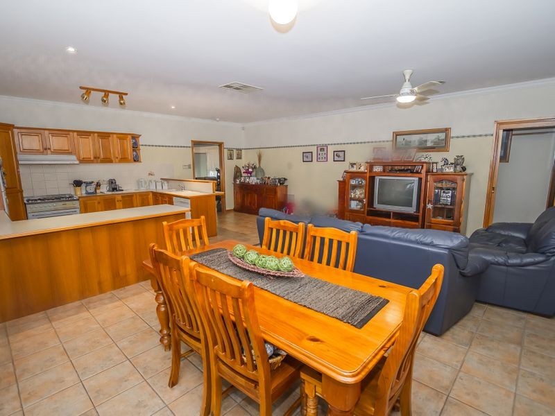 17 Honeyeater Crescent, Taylors Lakes VIC 3038