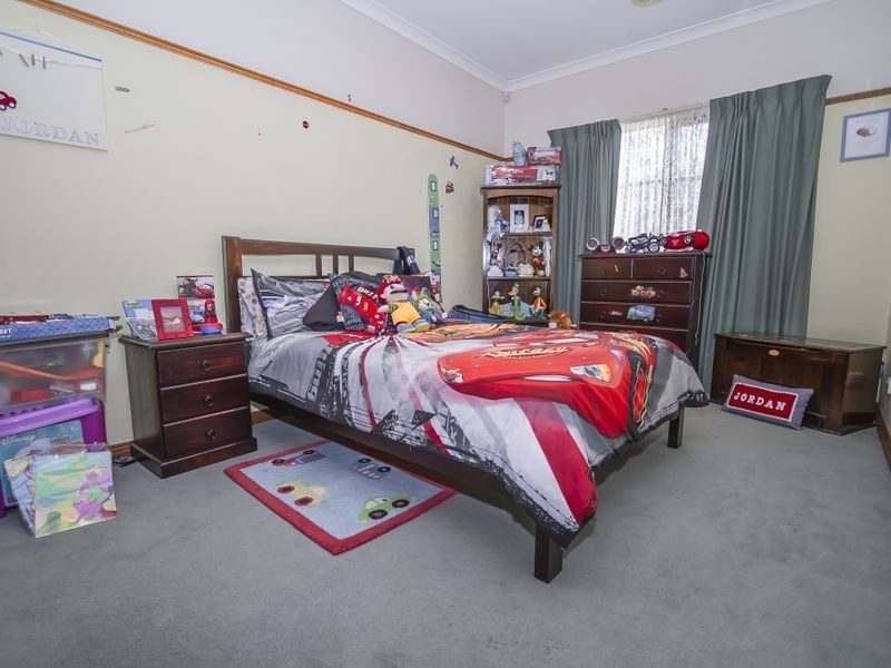 17 Honeyeater Crescent, Taylors Lakes VIC 3038