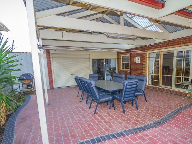 17 Honeyeater Crescent, Taylors Lakes VIC 3038