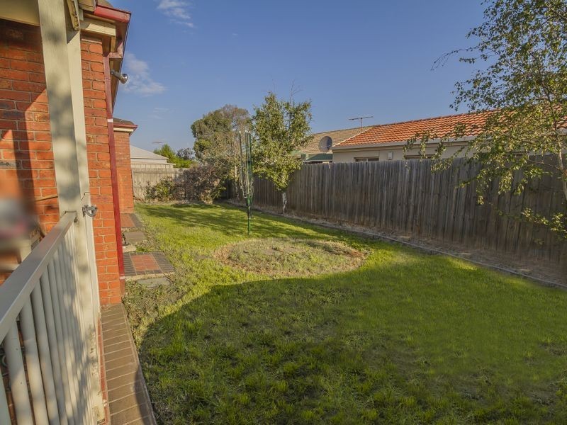 17 Honeyeater Crescent, Taylors Lakes VIC 3038