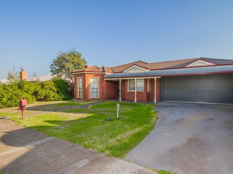17 Honeyeater Crescent, Taylors Lakes VIC 3038