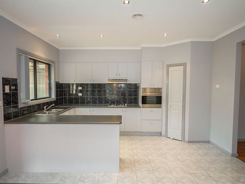 5 Woodbine Close, Craigieburn VIC 3064