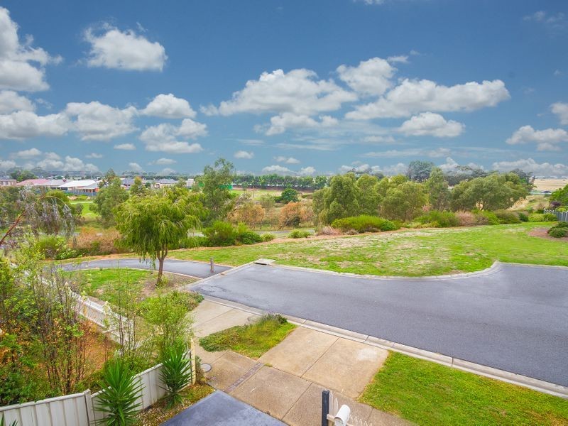 5 Woodbine Close, Craigieburn VIC 3064