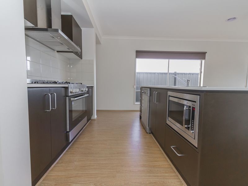 102 Moor Park Drive, Craigieburn VIC 3064