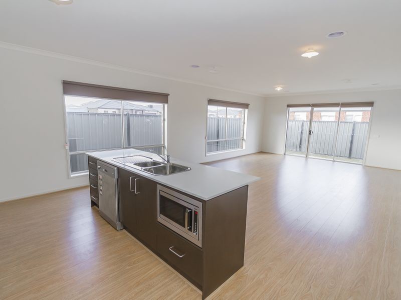 102 Moor Park Drive, Craigieburn VIC 3064