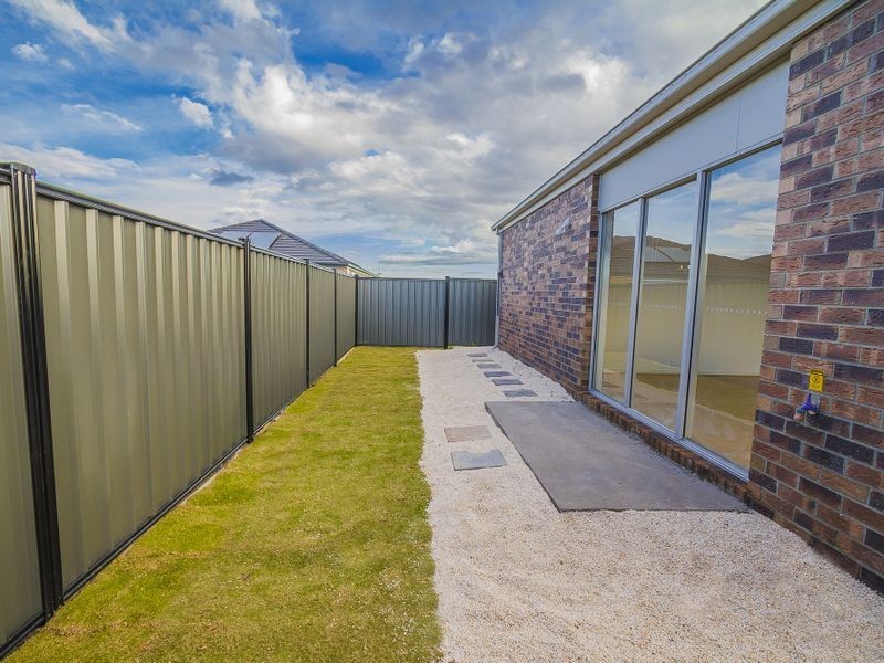 102 Moor Park Drive, Craigieburn VIC 3064