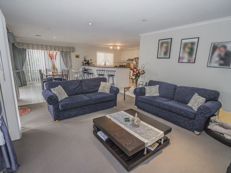 17 Marne Drive, Roxburgh Park VIC 3064