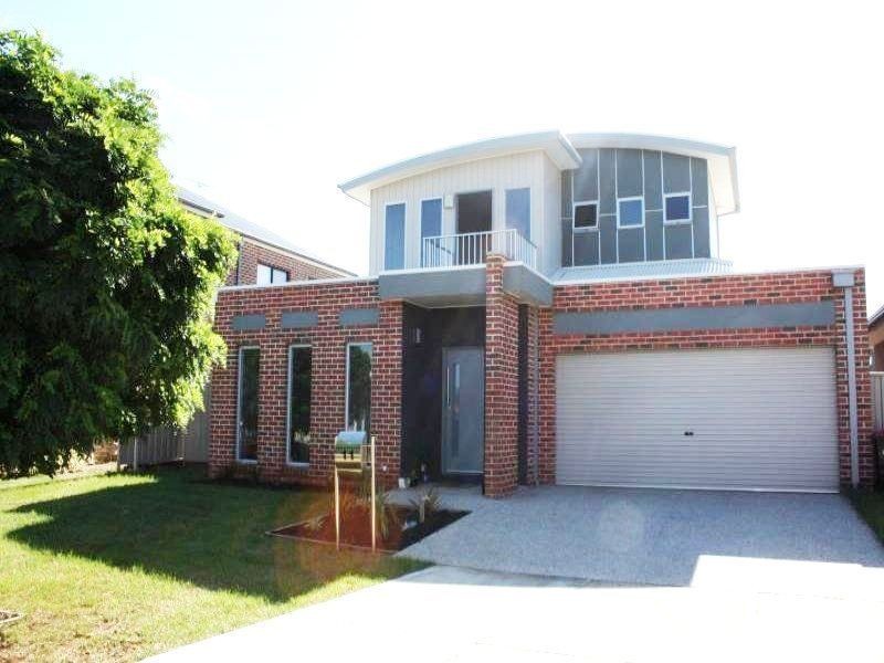 11 Braeside Walk, Caroline Springs VIC 3023