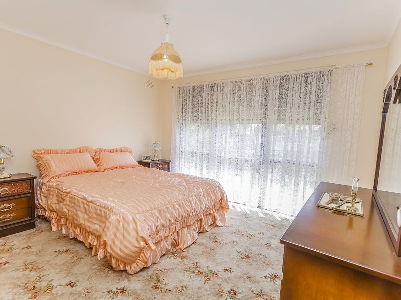 49 Wolverton Drive, Gladstone Park VIC 3043