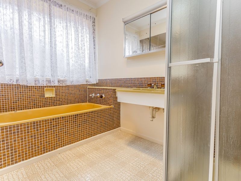 49 Wolverton Drive, Gladstone Park VIC 3043