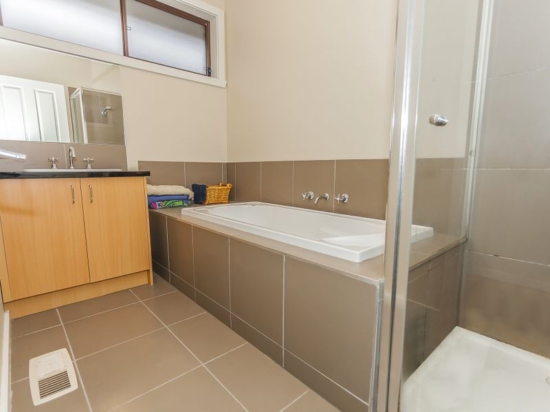 24 Shawlands Drive, Tullamarine VIC 3043
