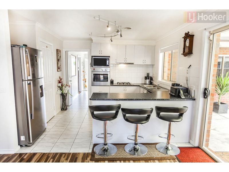 15 Bathurst Close, Craigieburn VIC 3064