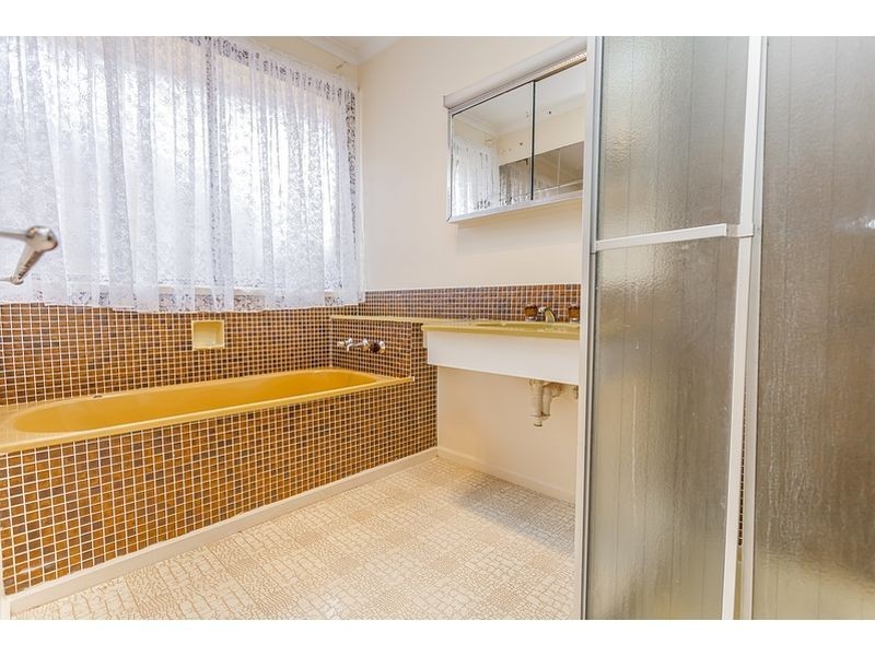 49 Wolverton Drive, Gladstone Park VIC 3043