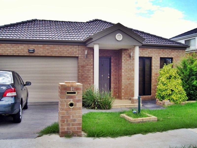 9 Oakview Parade, Caroline Springs VIC 3023