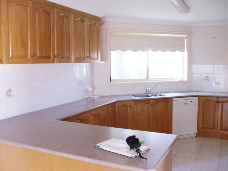 15 Tormorvey Avenue, Hillside VIC 3037