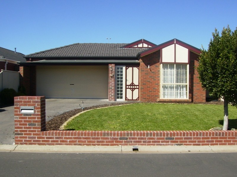 16 Milburn Circuit, Caroline Springs VIC 3023