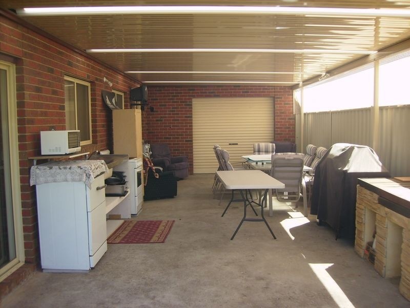 16 Milburn Circuit, Caroline Springs VIC 3023