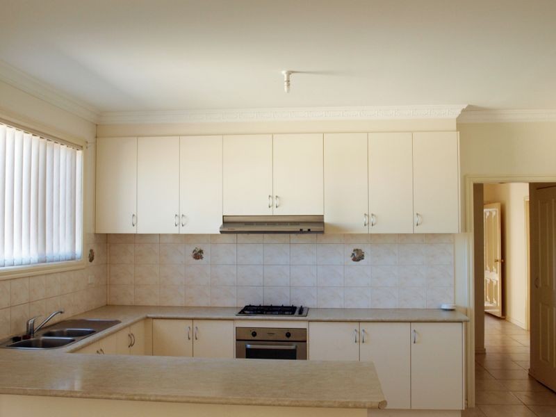 6 Nodosa Grove, Melton West VIC 3337