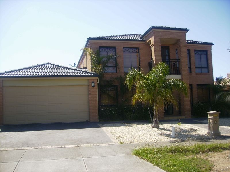 15 Milburn Circuit, Caroline Springs VIC 3023