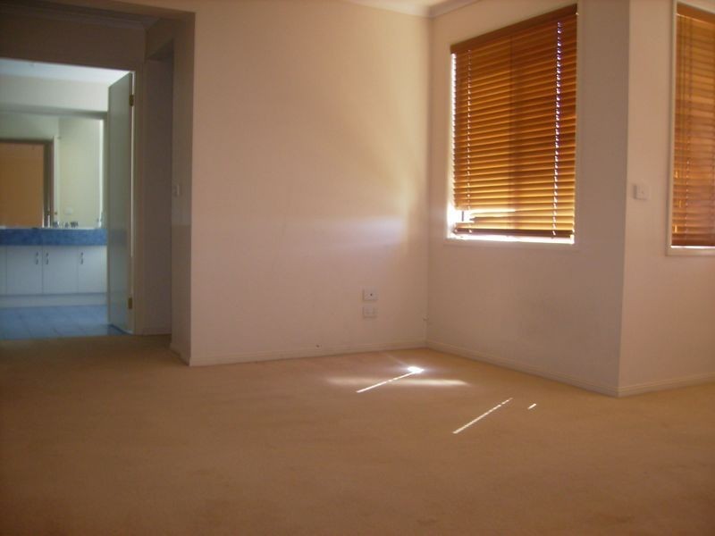 15 Milburn Circuit, Caroline Springs VIC 3023