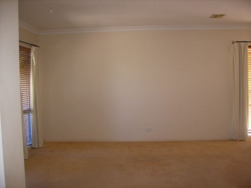 15 Milburn Circuit, Caroline Springs VIC 3023