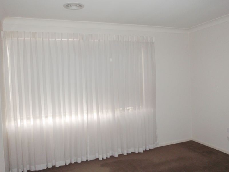 5 Wentworth Drive, Taylors Lakes VIC 3038