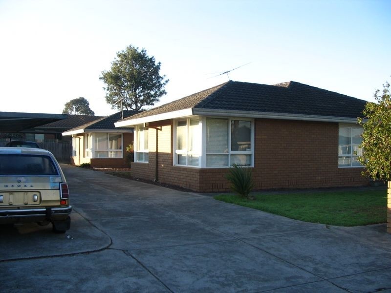 1 2 & 3/30 Eumarella Street, Tullamarine VIC 3043
