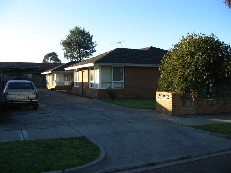 1 2 & 3/30 Eumarella Street, Tullamarine VIC 3043