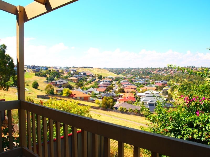 17 Balerno Circle, Gowanbrae VIC 3043