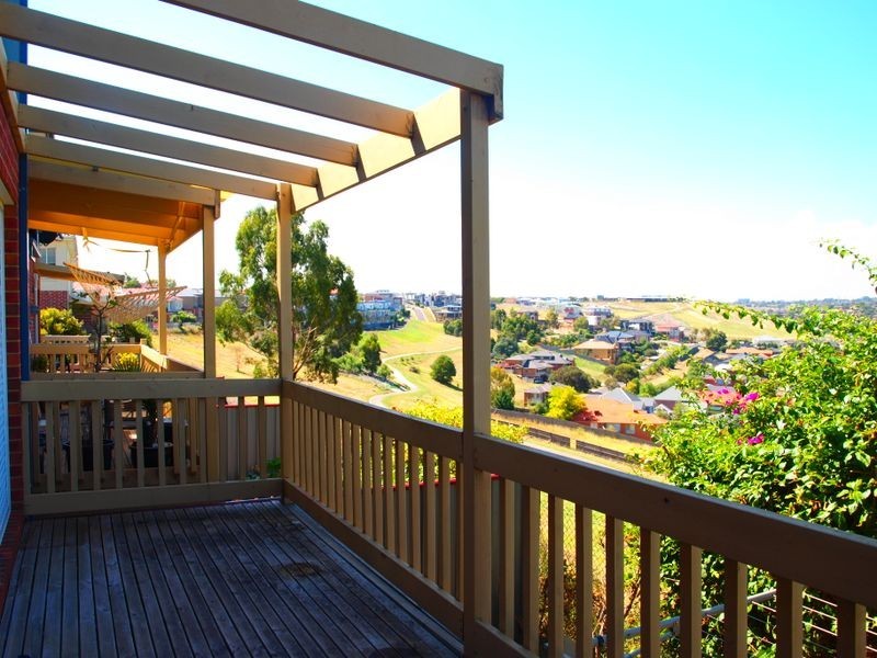 17 Balerno Circle, Gowanbrae VIC 3043