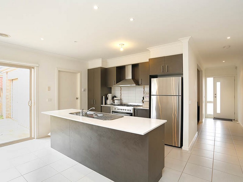 2 Birdswing Terrace, Melton South VIC 3338