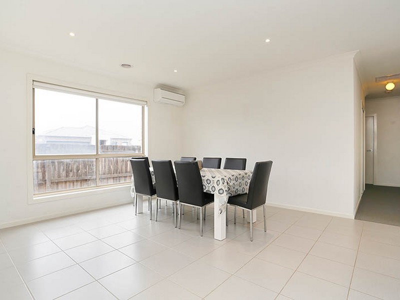 2 Birdswing Terrace, Melton South VIC 3338