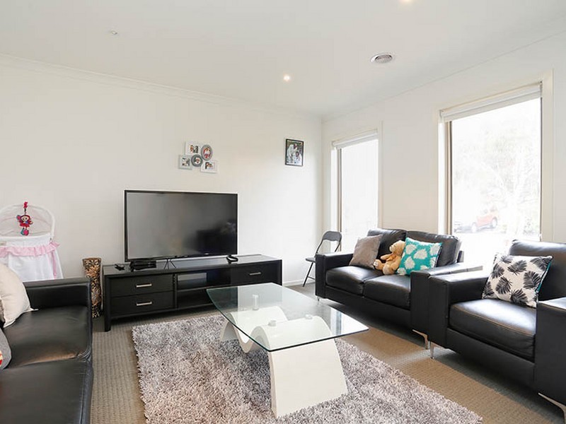 2 Birdswing Terrace, Melton South VIC 3338