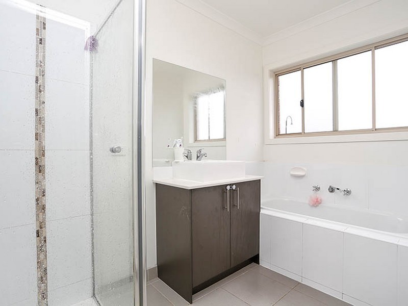 2 Birdswing Terrace, Melton South VIC 3338