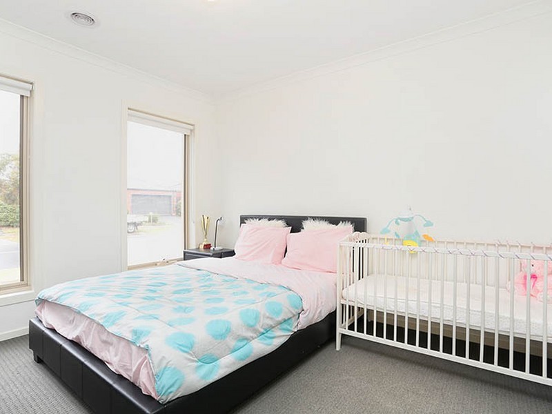 2 Birdswing Terrace, Melton South VIC 3338